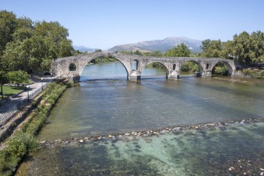 Arta köprüsünün Arachthos nehri üzerindeki panoramik manzarası, Epirus, Yunanistan