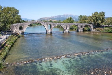 Arta köprüsünün Arachthos nehri üzerindeki panoramik manzarası, Epirus, Yunanistan