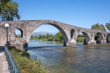 Arta köprüsünün Arachthos nehri üzerindeki panoramik manzarası, Epirus, Yunanistan