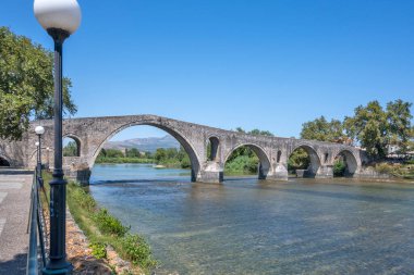 Arta köprüsünün Arachthos nehri üzerindeki panoramik manzarası, Epirus, Yunanistan