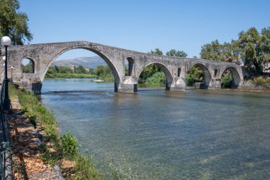 Arta köprüsünün Arachthos nehri üzerindeki panoramik manzarası, Epirus, Yunanistan
