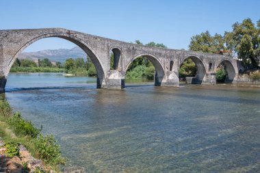 Arta köprüsünün Arachthos nehri üzerindeki panoramik manzarası, Epirus, Yunanistan