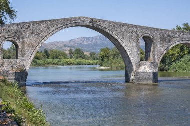 Arta köprüsünün Arachthos nehri üzerindeki panoramik manzarası, Epirus, Yunanistan