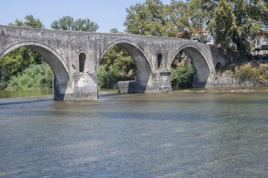 Arta köprüsünün Arachthos nehri üzerindeki panoramik manzarası, Epirus, Yunanistan