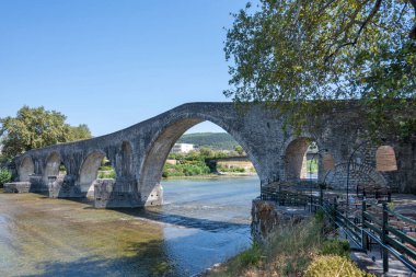 Arta köprüsünün Arachthos nehri üzerindeki panoramik manzarası, Epirus, Yunanistan