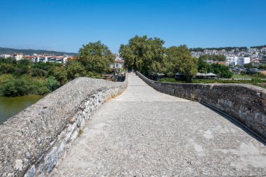 Arta köprüsünün Arachthos nehri üzerindeki panoramik manzarası, Epirus, Yunanistan