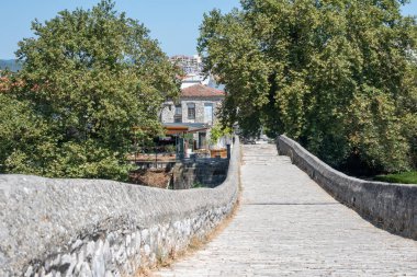 Arta köprüsünün Arachthos nehri üzerindeki panoramik manzarası, Epirus, Yunanistan