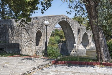 Arta köprüsünün Arachthos nehri üzerindeki panoramik manzarası, Epirus, Yunanistan