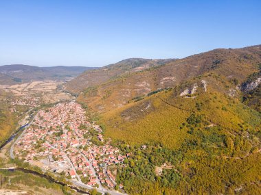 Bulgaristan 'ın Saint George, Lovech bölgesindeki Glozhene Manastırı yakınlarındaki Balkan Dağları' nın hava manzarası