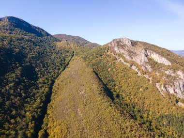 Bulgaristan 'ın Saint George, Lovech bölgesindeki Glozhene Manastırı yakınlarındaki Balkan Dağları' nın hava manzarası
