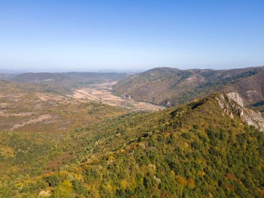 Bulgaristan 'ın Saint George, Lovech bölgesindeki Glozhene Manastırı yakınlarındaki Balkan Dağları' nın hava manzarası