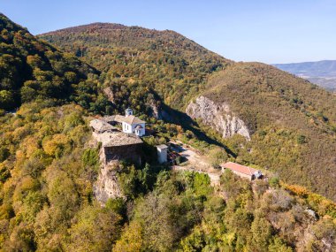Bulgaristan 'ın Saint George, Lovech bölgesindeki Glozhene Manastırı yakınlarındaki Balkan Dağları' nın hava manzarası
