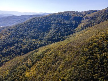 Bulgaristan 'ın Saint George, Lovech bölgesindeki Glozhene Manastırı yakınlarındaki Balkan Dağları' nın hava manzarası