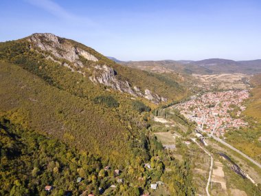 Bulgaristan 'ın Saint George, Lovech bölgesindeki Glozhene Manastırı yakınlarındaki Balkan Dağları' nın hava manzarası