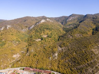Bulgaristan 'ın Saint George, Lovech bölgesindeki Glozhene Manastırı yakınlarındaki Balkan Dağları' nın hava manzarası
