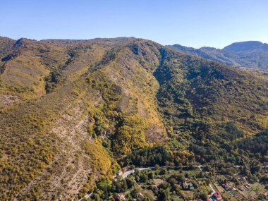 Bulgaristan 'ın Saint George, Lovech bölgesindeki Glozhene Manastırı yakınlarındaki Balkan Dağları' nın hava manzarası
