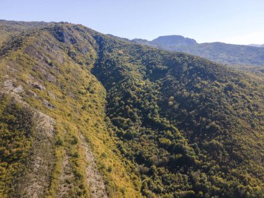 Bulgaristan 'ın Saint George, Lovech bölgesindeki Glozhene Manastırı yakınlarındaki Balkan Dağları' nın hava manzarası