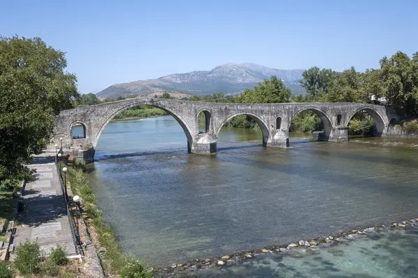 Arta köprüsünün Arachthos nehri üzerindeki panoramik manzarası, Epirus, Yunanistan