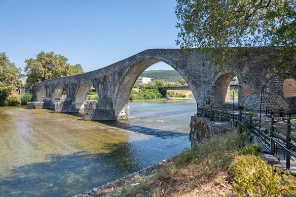 Arta köprüsünün Arachthos nehri üzerindeki panoramik manzarası, Epirus, Yunanistan