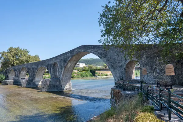 Arta köprüsünün Arachthos nehri üzerindeki panoramik manzarası, Epirus, Yunanistan
