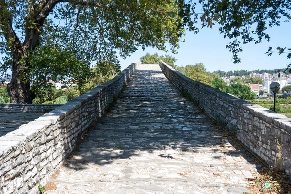 Arta köprüsünün Arachthos nehri üzerindeki panoramik manzarası, Epirus, Yunanistan