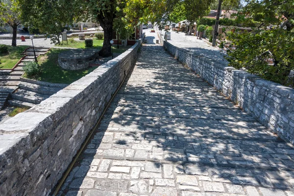 Arta köprüsünün Arachthos nehri üzerindeki panoramik manzarası, Epirus, Yunanistan