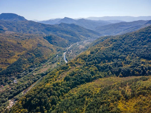 保加利亚Lovech地区圣乔治Glozhene修道院附近巴尔干山脉的空中景观 — 图库照片