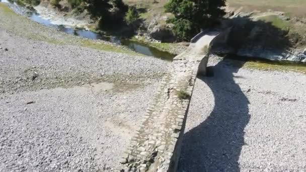 Αρχαία Ρωμαϊκή Γέφυρα Κοντά Στο Χωριό Νένκοβο Στα Βουνά Της — Αρχείο Βίντεο