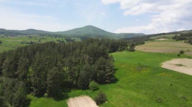 Bulgaristan 'ın Sofya Bölgesi Koprivshtitsa kasabası yakınlarındaki Sredna Gora Dağı' nın hava manzarası