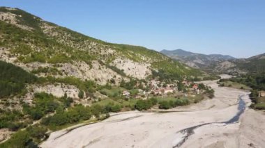 Bulgaristan 'ın Rodop Dağları' ndaki Borovitsa Nehri 'nin şaşırtıcı hava manzarası