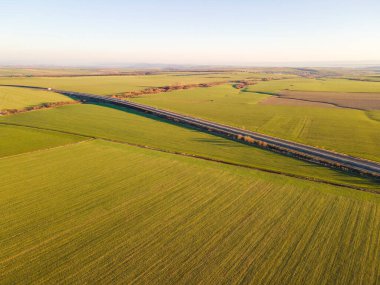 Bulgaristan 'ın Burgaz Bölgesi, Trakya (A1) otoyolu yakınlarındaki kırsal arazinin hava günbatımı manzarası