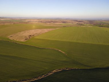 Bulgaristan 'ın Burgaz Bölgesi, Trakya (A1) otoyolu yakınlarındaki kırsal arazinin hava günbatımı manzarası