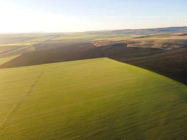 Bulgaristan 'ın Burgaz Bölgesi, Trakya (A1) otoyolu yakınlarındaki kırsal arazinin hava günbatımı manzarası