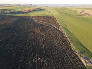 Bulgaristan 'ın Burgaz Bölgesi, Trakya (A1) otoyolu yakınlarındaki kırsal arazinin hava günbatımı manzarası