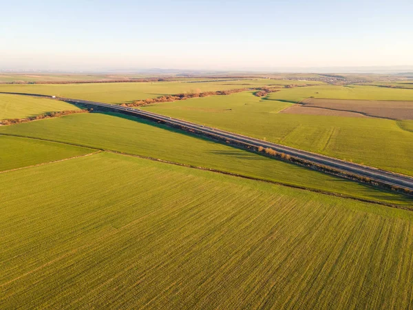 Bulgaristan 'ın Burgaz Bölgesi, Trakya (A1) otoyolu yakınlarındaki kırsal arazinin hava günbatımı manzarası