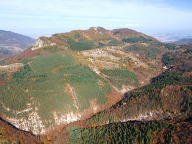 Belintash 'ın havadan sonbahar manzarası - Bulgaristan' ın Rodop Dağları 'ndaki tanrı Sabazios' a adanmış antik tapınak