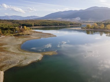 Bulgaristan 'ın Filibe Bölgesi' nin Asenovgrad kenti yakınlarındaki Kırk Pınar Barajı 'nın hava manzarası