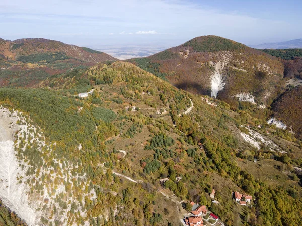 Belintash 'ın havadan sonbahar manzarası - Bulgaristan' ın Rodop Dağları 'ndaki tanrı Sabazios' a adanmış antik tapınak