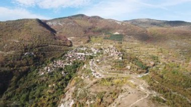 Bulgaristan 'ın Filibe Bölgesi' ndeki Oreshets Köyü yakınlarındaki Rodop Dağları 'nın Sonbahar havası manzarası