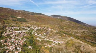 Bulgaristan 'ın Filibe Bölgesi' ndeki Oreshets Köyü yakınlarındaki Rodop Dağları 'nın Sonbahar havası manzarası