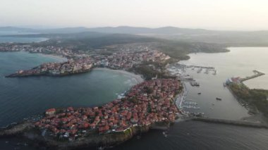 Bulgaristan 'ın Burgaz Bölgesi' nin eski Sozopol kentinin hava gün batımı manzarası