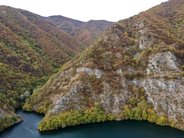 Krichim Reservoir, Rhodopes Dağı, Filibe Bölgesi, Bulgaristan 'ın Havadan Sonbahar manzarası