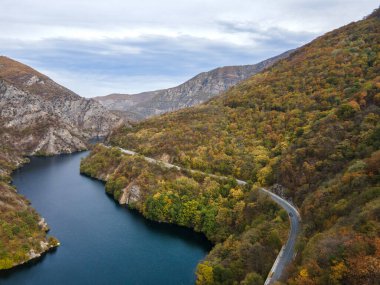 Krichim Reservoir, Rhodopes Dağı, Filibe Bölgesi, Bulgaristan 'ın Havadan Sonbahar manzarası