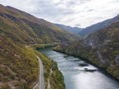 Krichim Reservoir, Rhodopes Dağı, Filibe Bölgesi, Bulgaristan 'ın Havadan Sonbahar manzarası