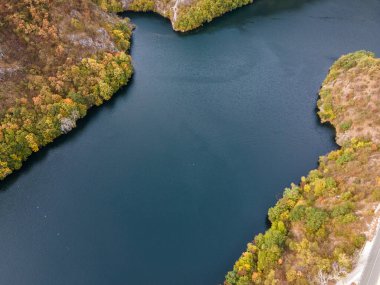 Krichim Reservoir, Rhodopes Dağı, Filibe Bölgesi, Bulgaristan 'ın Havadan Sonbahar manzarası