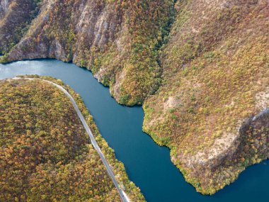Krichim Reservoir, Rhodopes Dağı, Filibe Bölgesi, Bulgaristan 'ın Havadan Sonbahar manzarası