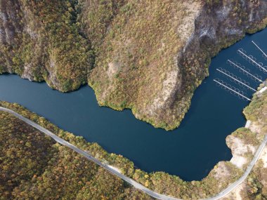 Krichim Reservoir, Rhodopes Dağı, Filibe Bölgesi, Bulgaristan 'ın Havadan Sonbahar manzarası