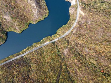 Krichim Reservoir, Rhodopes Dağı, Filibe Bölgesi, Bulgaristan 'ın Havadan Sonbahar manzarası
