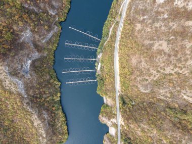 Krichim Reservoir, Rhodopes Dağı, Filibe Bölgesi, Bulgaristan 'ın Havadan Sonbahar manzarası