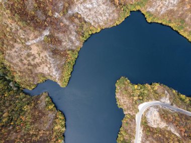 Krichim Reservoir, Rhodopes Dağı, Filibe Bölgesi, Bulgaristan 'ın Havadan Sonbahar manzarası